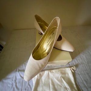 St John closed toe heels 10B
